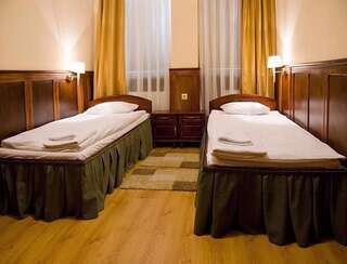 Отель Hotel Kresowianka Конин Двухместный номер с 2 отдельными кроватями-1